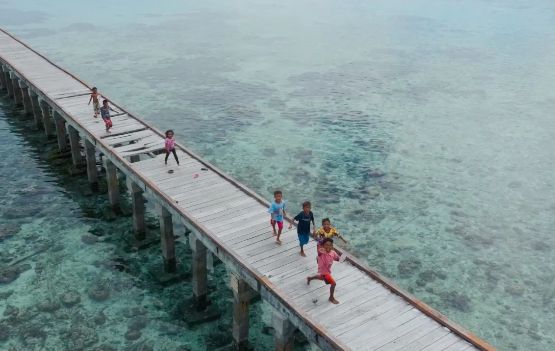 Slow village encounters—coffee, crafts, real life