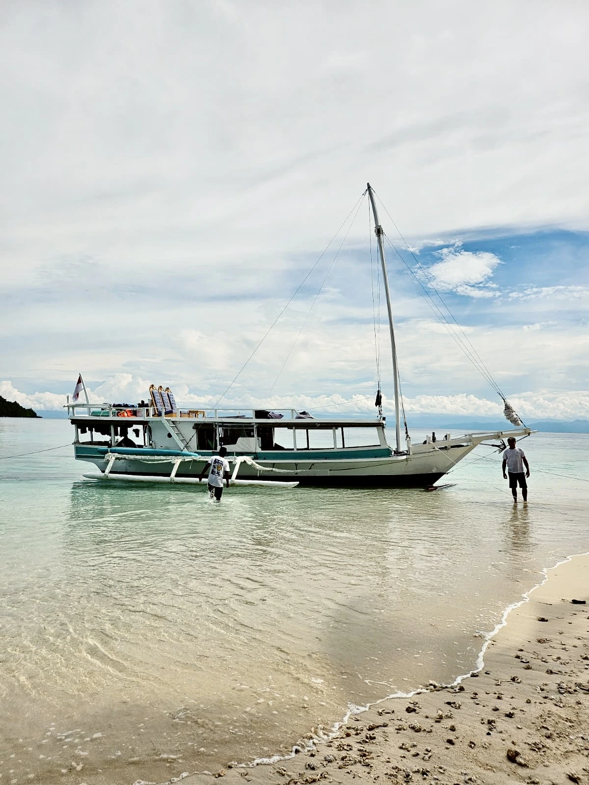 TogeanVoyage boat - exterior view