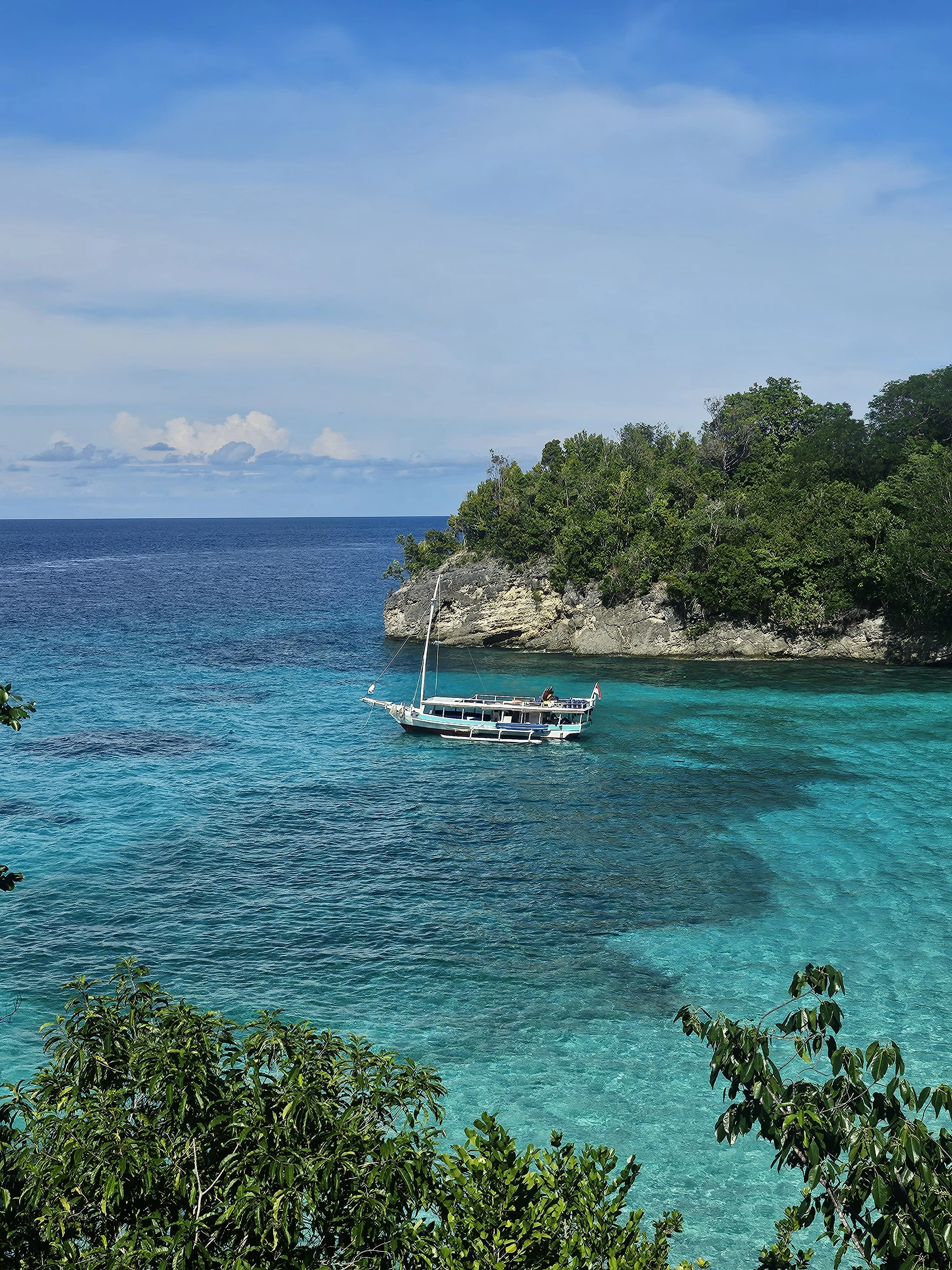 TogeanVoyage boat - deck and lounge