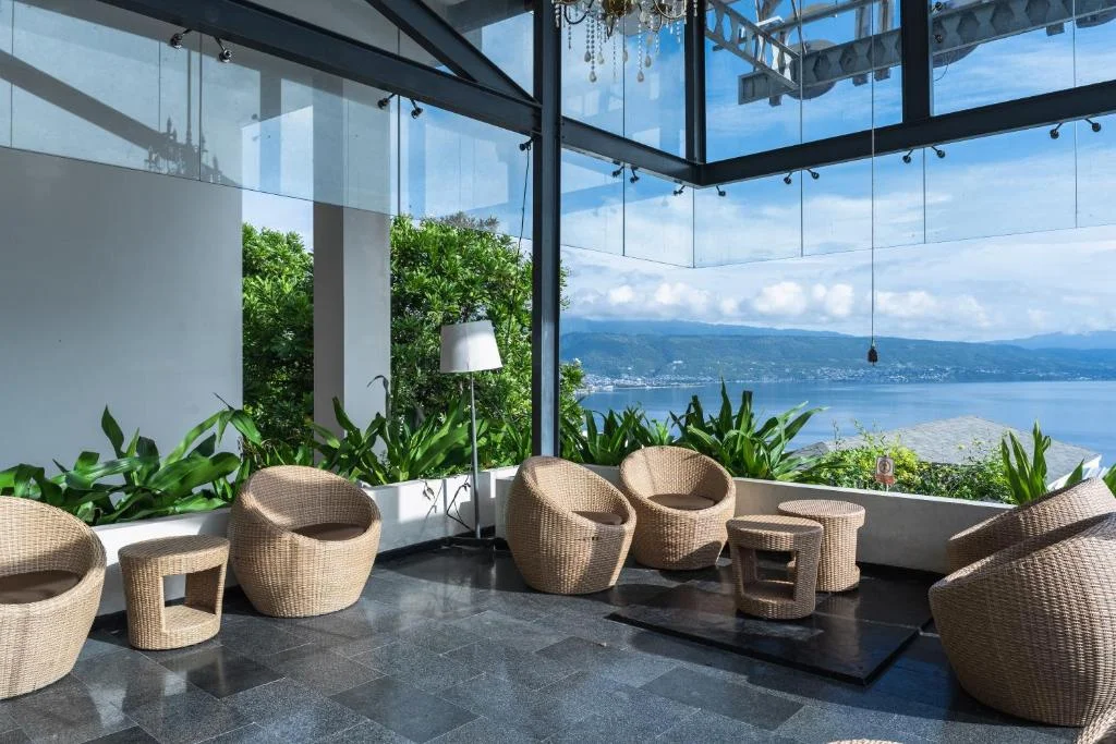 Arrival and dive briefing