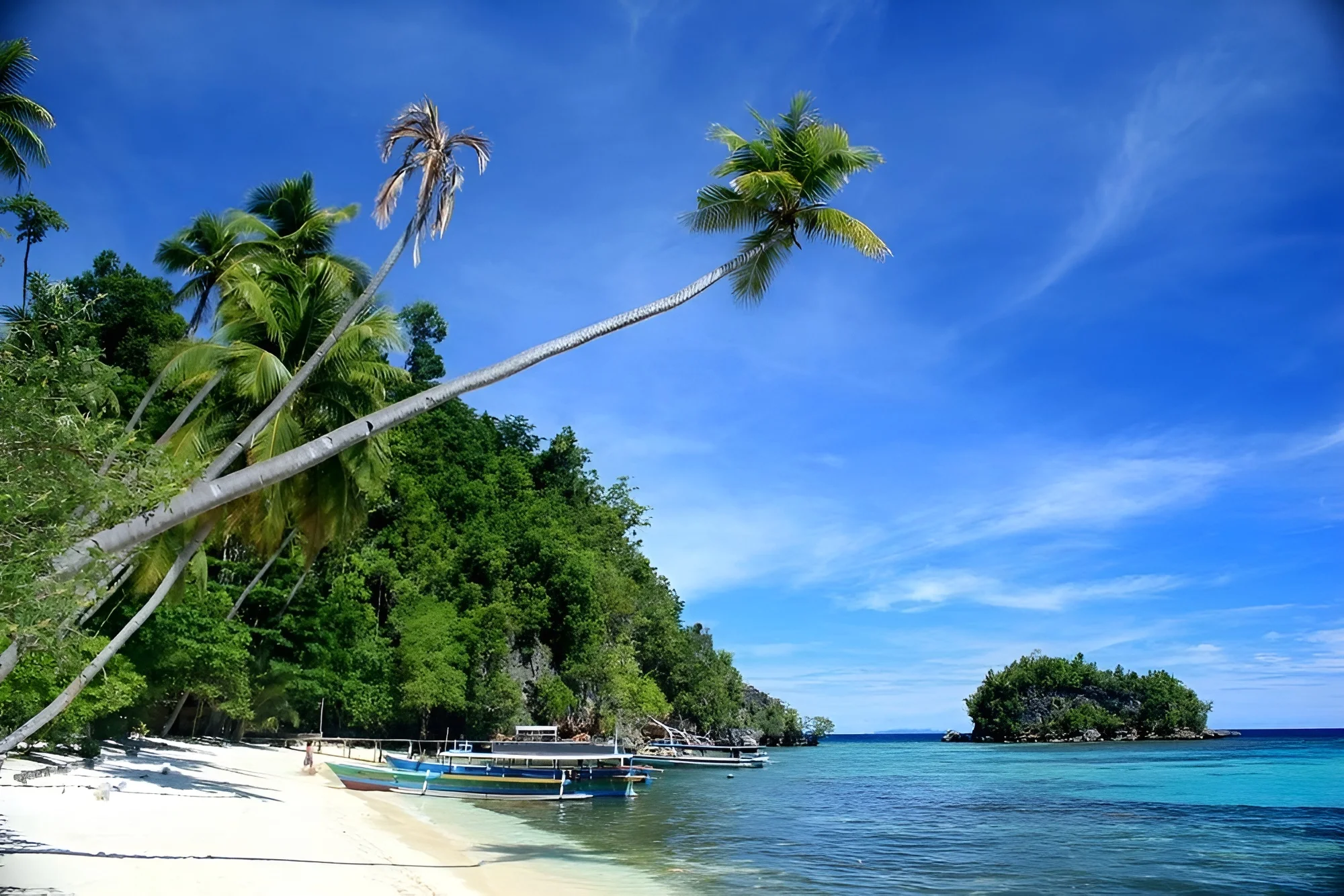 Walea Kodi의 구릉 지형과 해안 마을