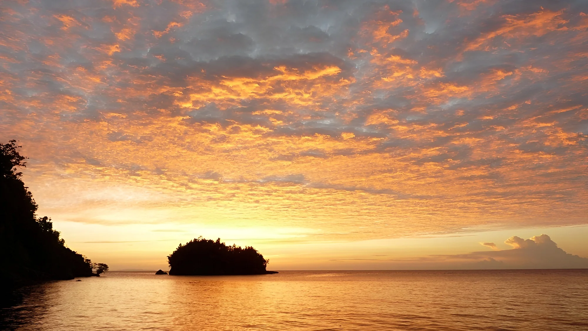 나무 플랫폼이 있는 천연 터키옥색 라군